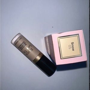 Bran new Too Faced
Born This Way Natural Finish Longwear Liquid Foundation